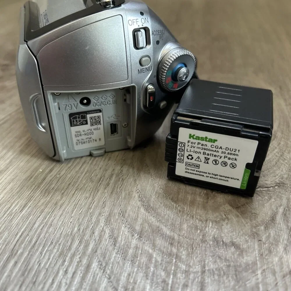 Panasonic Digital Camcorder Video Camera SDR-H200 Silver Battery Remote Tested